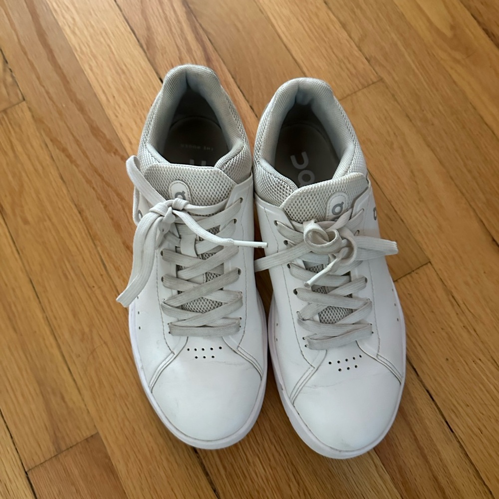 On cloud white casual sneaker